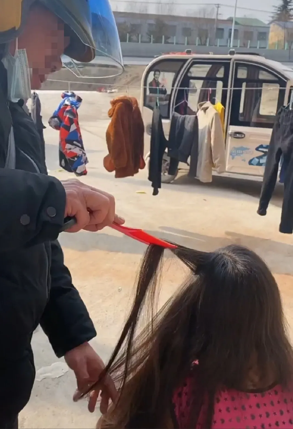 连女儿的头发也要强行