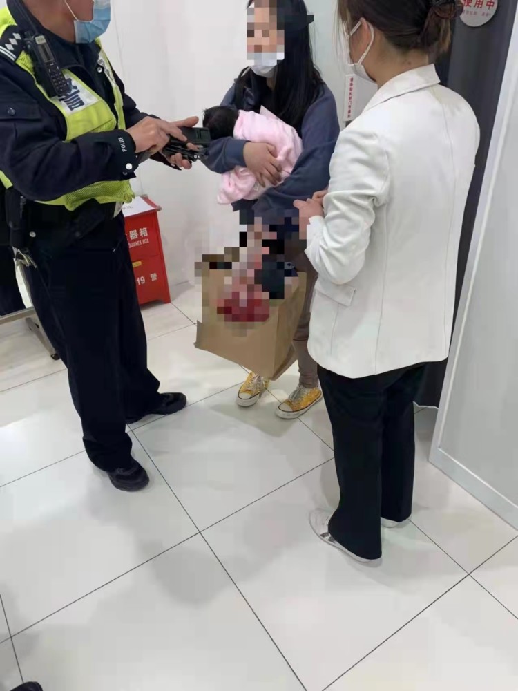 网传上海一女子在优衣库试衣间生下孩子 当地：在家中产子后来商场