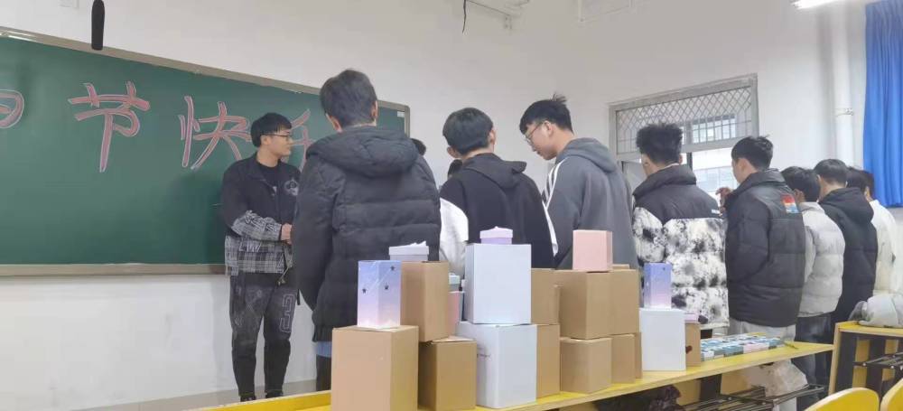 男生送女生礼物排行榜_59名男生给全班唯一女生送妇女节礼物:平时就像哥们一样太惊喜了