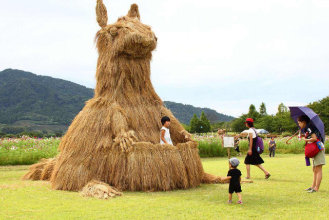 首屆網紅稻草人藝術節魔幻來襲