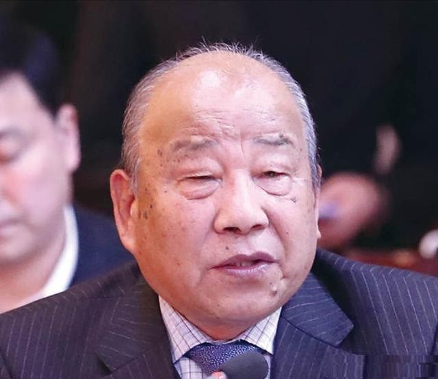 在技术研发岗位兢兢业业工作期间,二儿子阮伟祥硬是凭借着自己过硬的