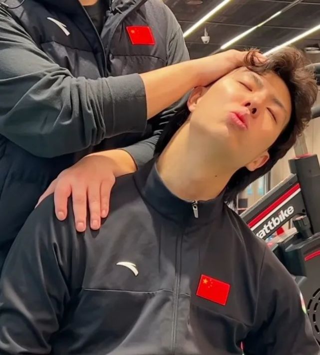 王诗玥实力坑队友,她把柳鑫宇练肌肉的视频配上了拖拉机声,并说道,"我