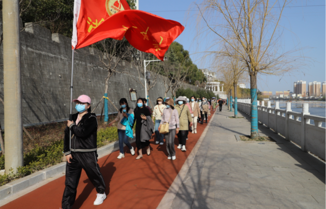 立德樹人擔時代重任闊步奮進展巾幗風采潢川二中舉行慶祝三八國際婦女