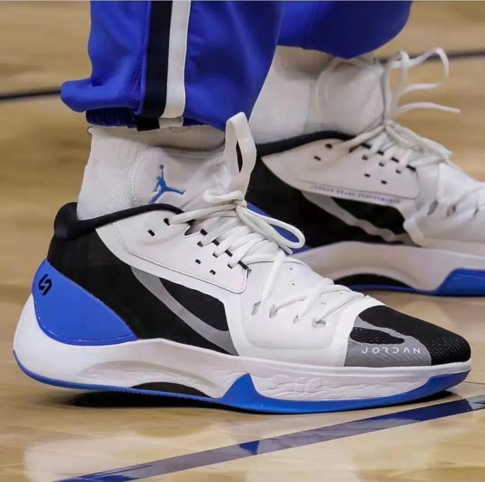 作为一名拥有一定体重的全能型球员,东契奇上脚的每一双球鞋几乎都