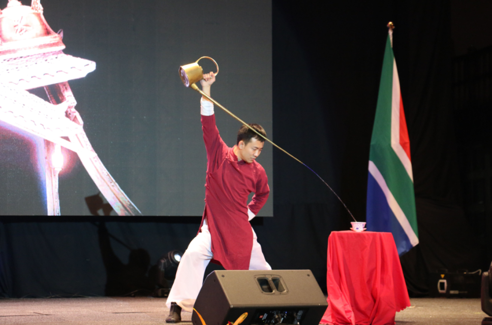 茶师还可以将长嘴水壶玩的游刃有余,每逢节日之际,当地还会有长嘴壶"