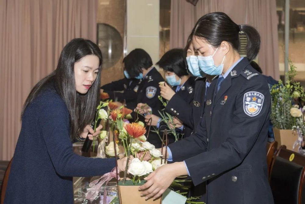 女民警庆祝妇女节活动图片