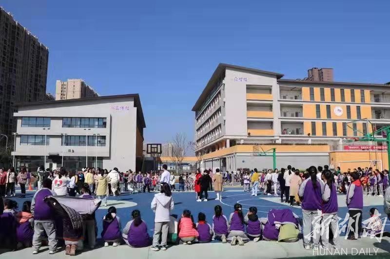 九华金庭莲城小学开展庆祝国际劳动妇女节工会活动