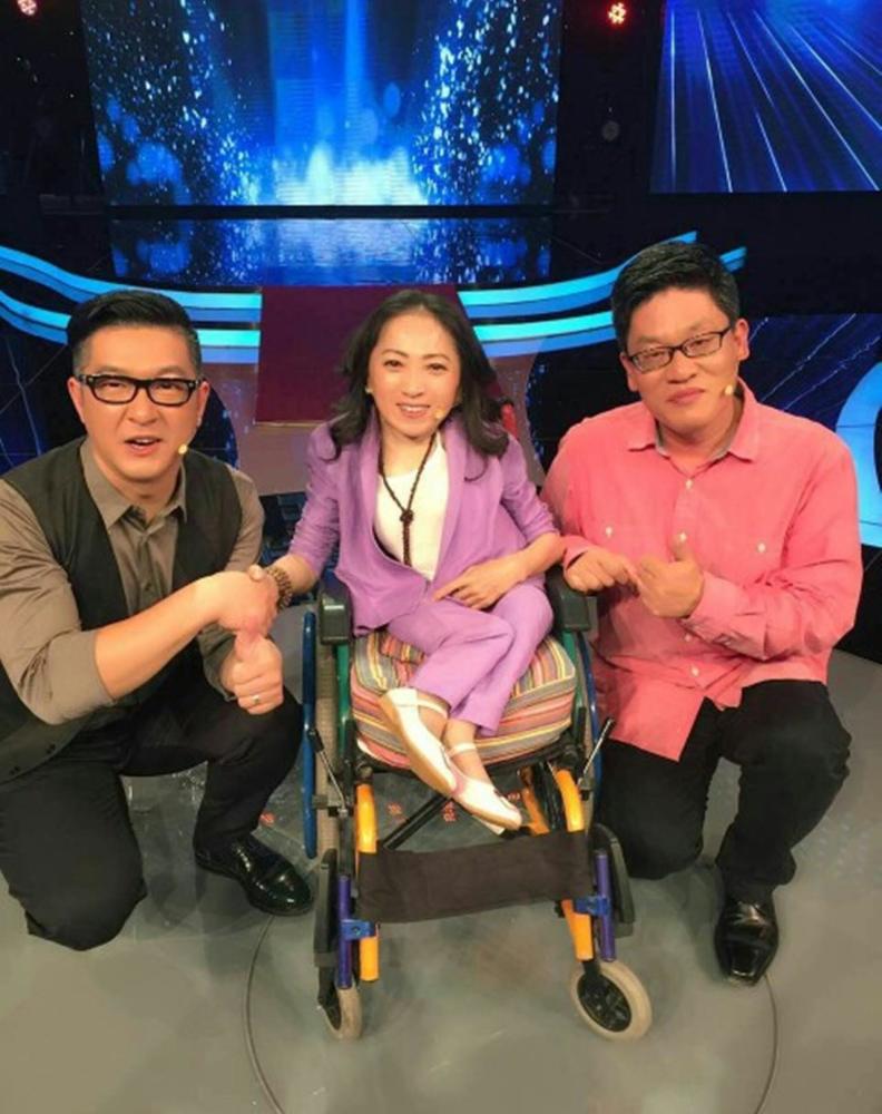 相对于张海迪和李志华,本文的主人公更加不幸,她同样拥有秀丽的面容