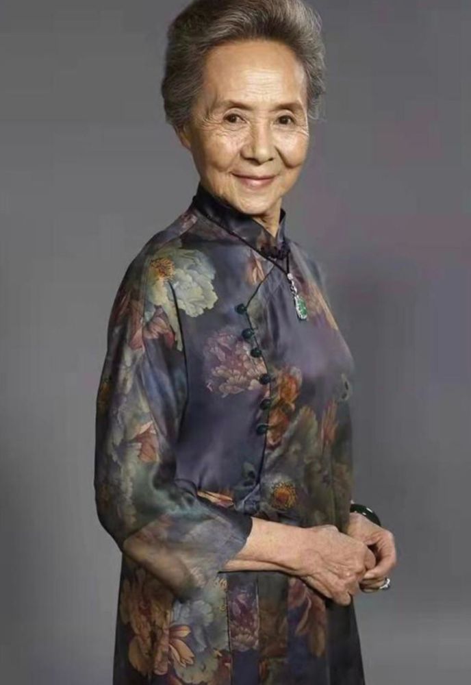 被84岁吴彦姝惊艳了！穿旗袍配披肩好优雅，第一次觉得皱纹这么美