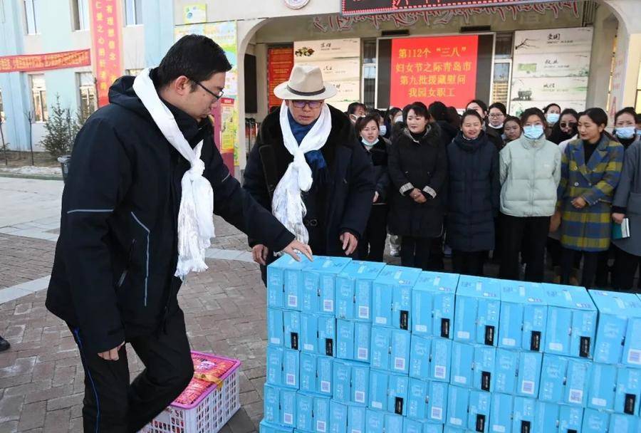 在桑珠孜区人民医院,青岛援藏队向奋战在疫情防控一线的医护人员们致