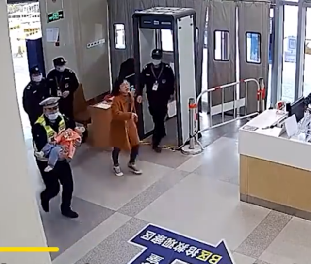 浙江辅警抱着窒息小女孩狂奔送医全程时候网友称赞向警察致敬