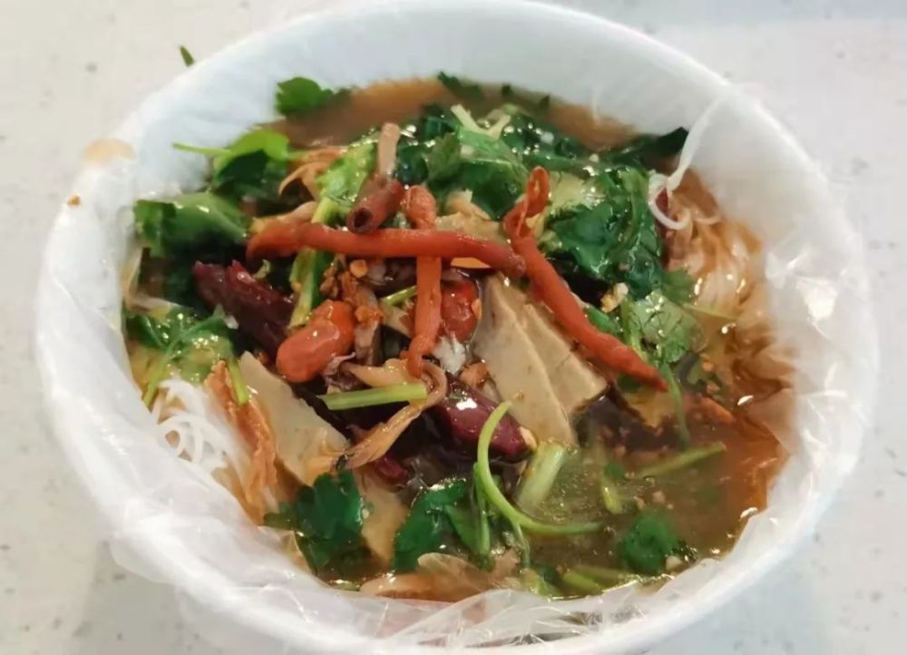 晒太阳的陵水酸粉入驻万宁口味逐渐受食客认可欢迎