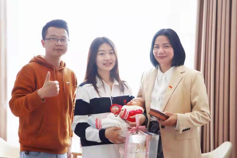 女教师礼物排行榜_网易视频-一学校男老师列队为女...