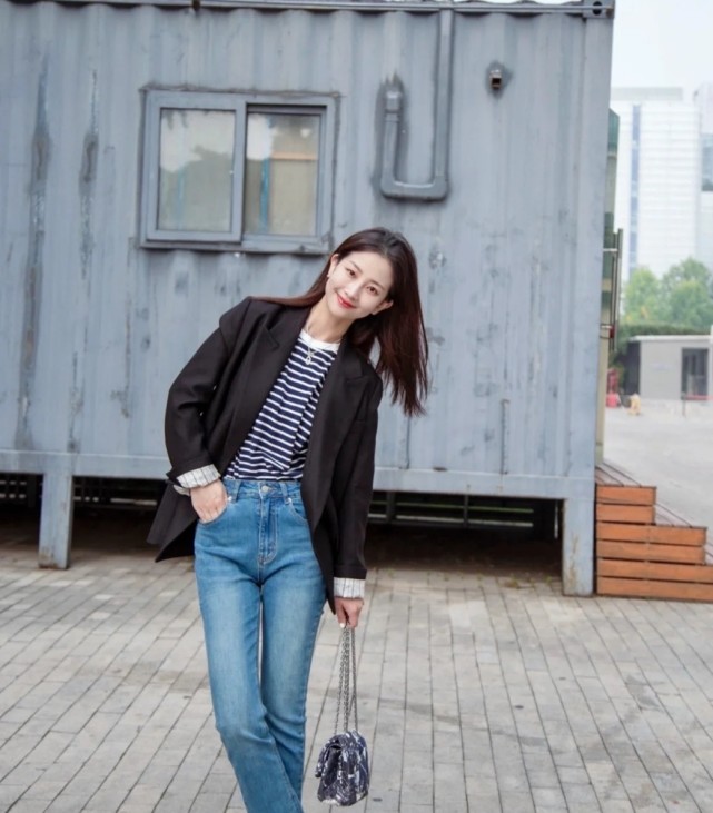 试试"西装 牛仔裤",高级显瘦又有气质