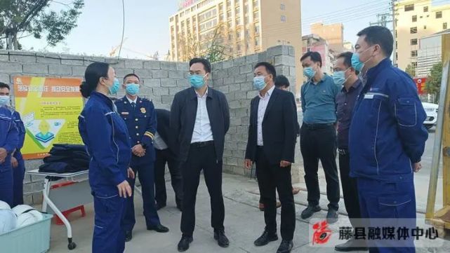 每到一处,蒙中平都认真听取企业负责人关于安全生产