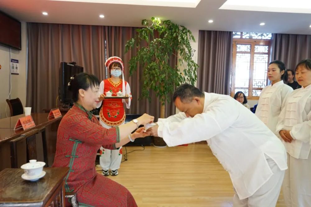 院和村卫生室的12名中医骨干依次为郭文英师傅呈上拜师帖,敬上拜师茶