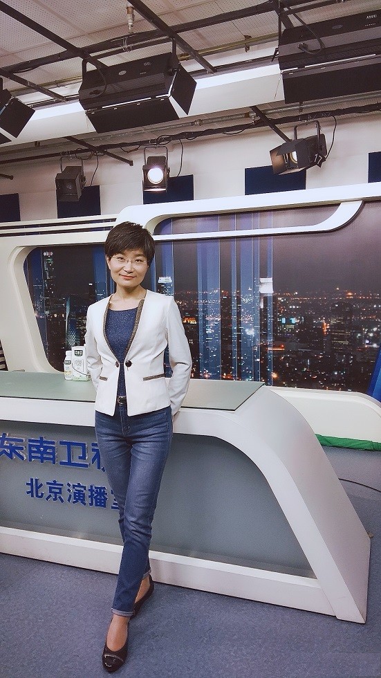 坐镇央视特约评论席的八位理论专家风采不输任何明星还接地气v