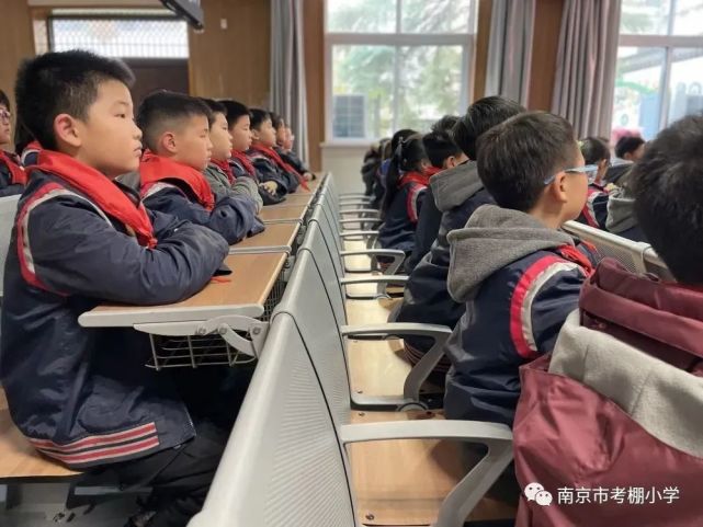 队员风采少先队助力双减考棚小学红领巾小课堂开讲啦