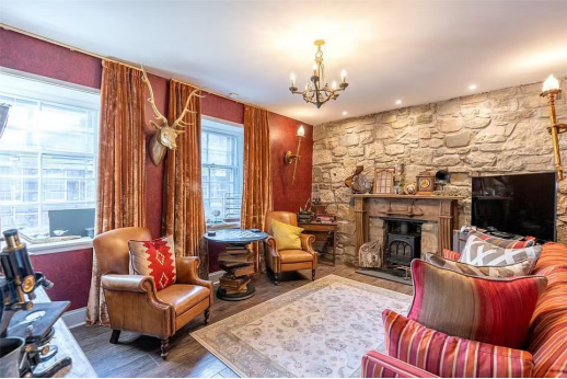 这座罕见的房产还拥有第二间较小的双人卧室,它被装饰得像霍格沃茨