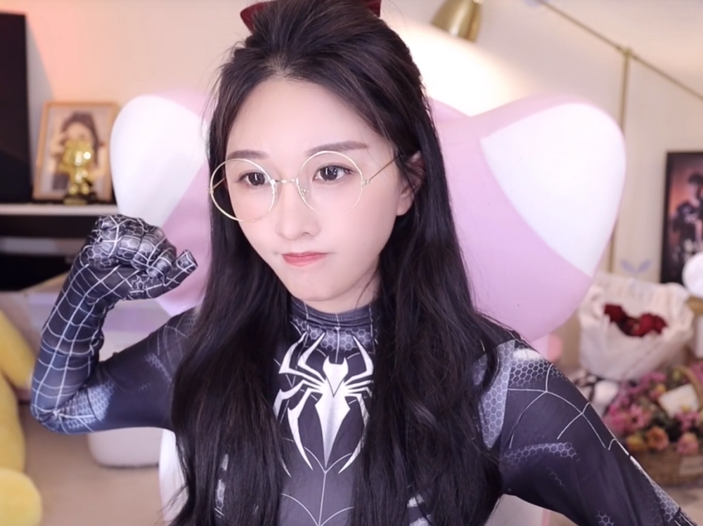 林七七身穿蜘蛛侠紧身衣完美身材展露无余严君泽看得很认真