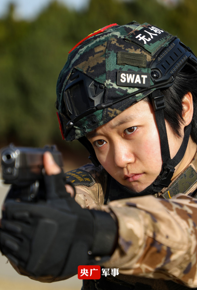 穿21式军装的女兵,真飒!_腾讯新闻