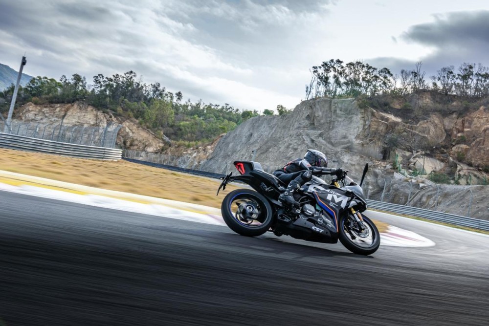 入门仿赛天花板 春风250sr赛道版my22有何过人之处_腾讯新闻