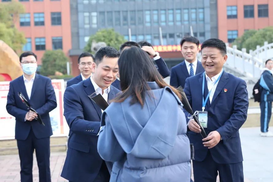 手捧鮮花一大早,西雅男神天團來到校門口伴隨著長沙三月的沁爽春風01