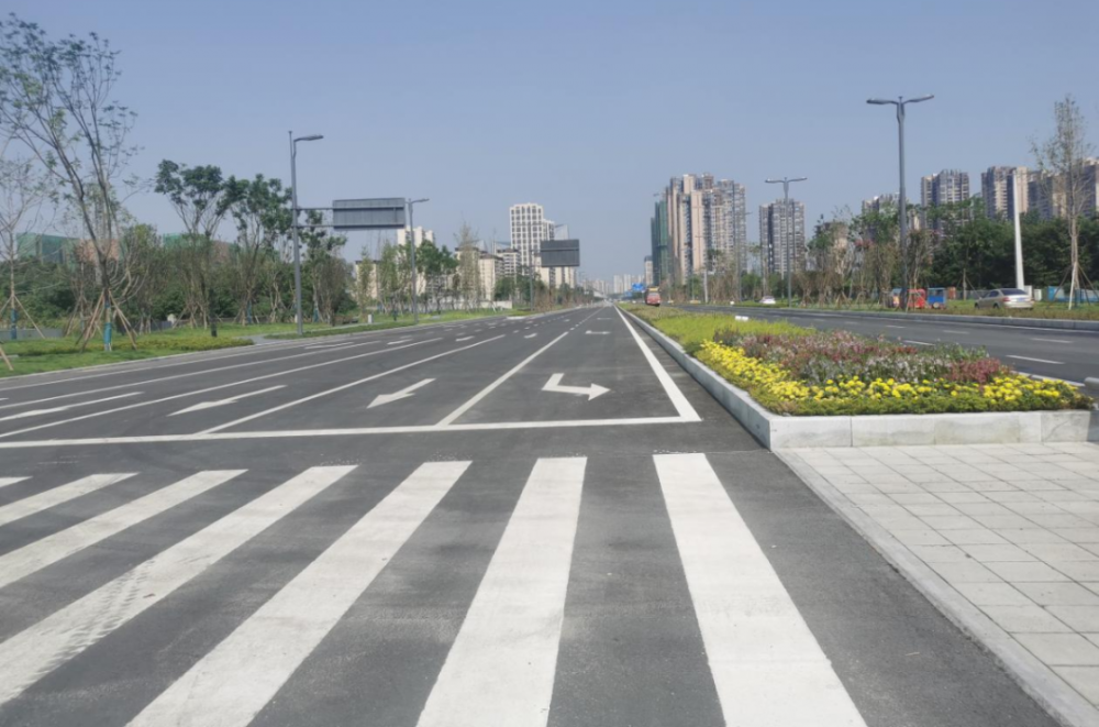 "现在从天龙大道,詹家湾路都可以去天回轨道交通产业园上班了,也可以