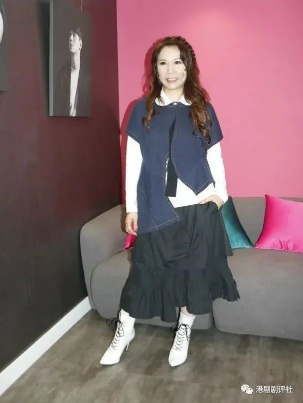 疫情下彭家丽透露教唱歌工作叫停,问到收是否大受影响?