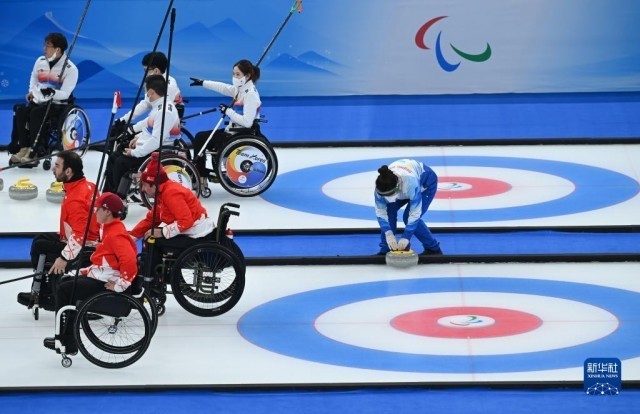 她们是身残志坚、拼搏在场上的运动员，绘制着北京2022年冬残奥会的精彩画卷。