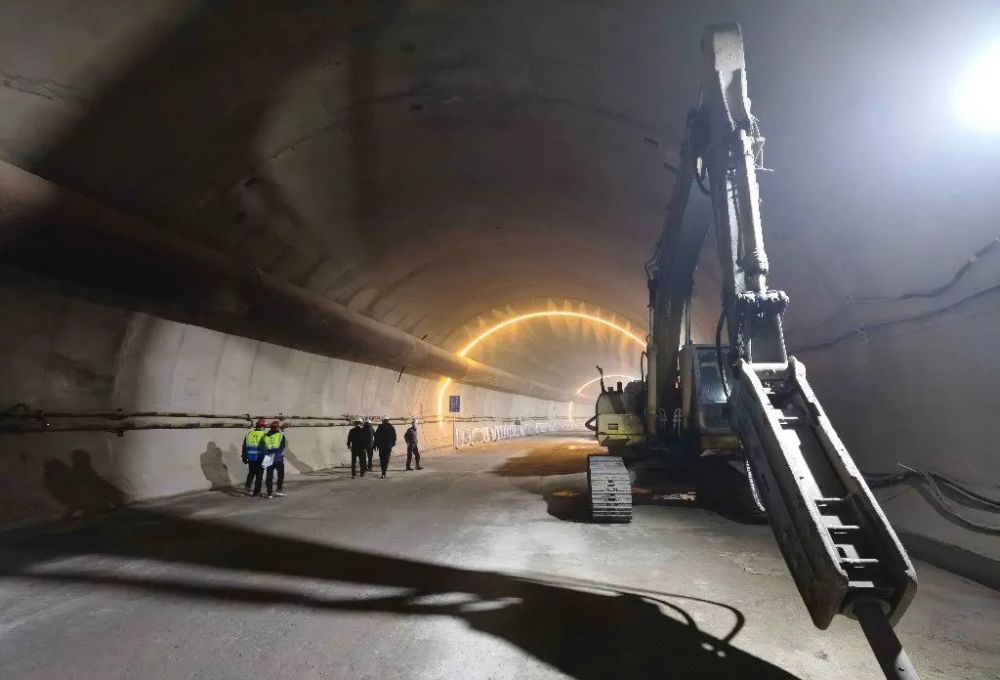兰州白塔山隧道进展图片