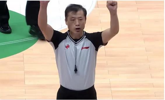 39号裁判杨宏峰确实有点无法无天两位助理裁判都明确表达不满