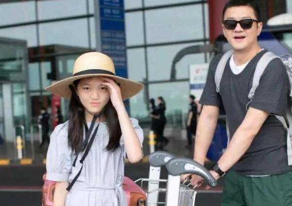 51岁李亚鹏老来得子全程陪伴90后小女友产检李嫣然要当姐姐了