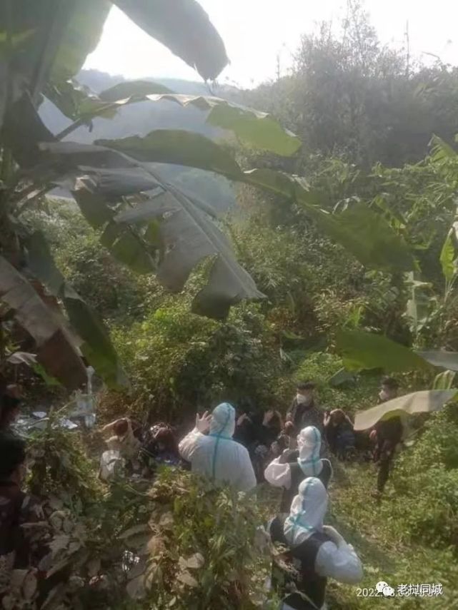 疫情严峻却还要偷渡一群华人在老挝被抓携带几十部手机