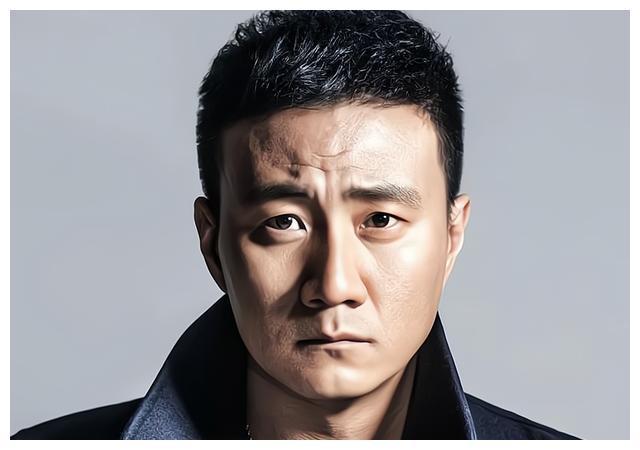 胡军饰演第一代上海王常力雄,侠肝义胆不拘小节,讲义气重情义,典型的