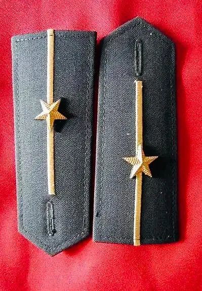 一道杠"上少尉排长们接过这份沉甸甸的使命随着该旅领导宣读授予军衔