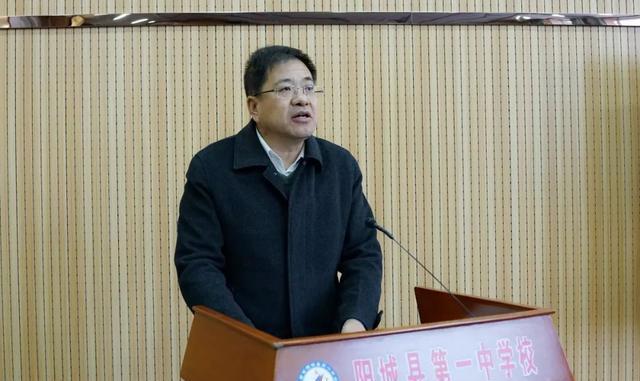 招募组副组长乔晖将"优质学生源中学"的扁额授予阳城一中校长崔精占卦