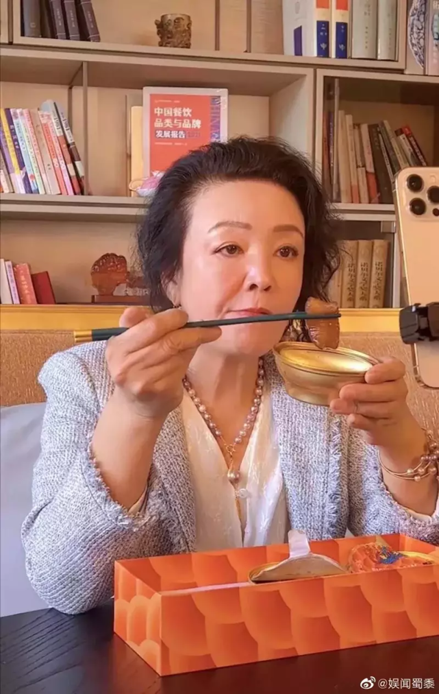 大s再婚张兰发文网友狂问前儿媳她直播表情引热议