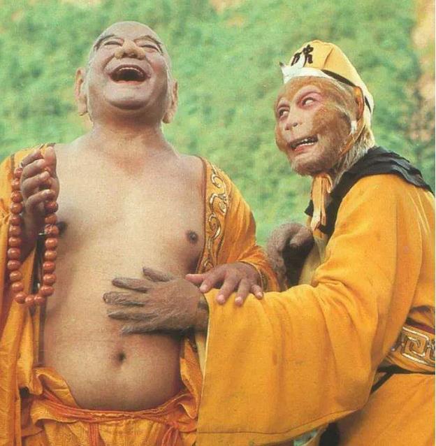 铁牛扮演的弥勒佛,袒胸露腹,笑容可掬,让人惊呼宛如从书中走来一般.