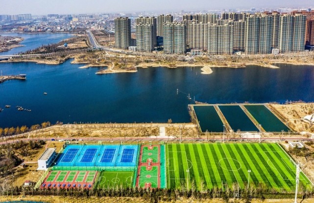 春日的市區禹都公園水清葉綠,許多市民前來健身.