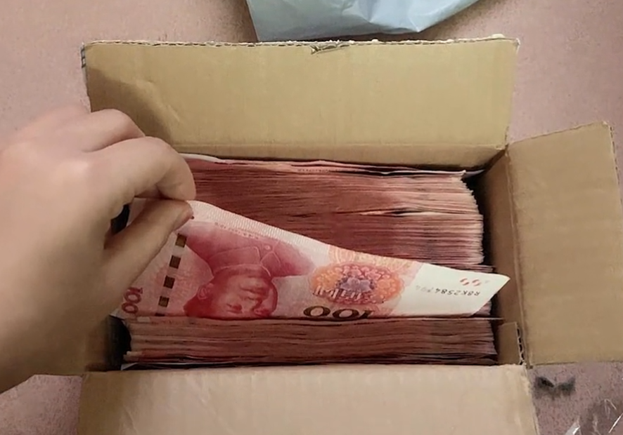广东女子在床底下发现快递盒打开后5万现金映入眼帘丈夫慌了