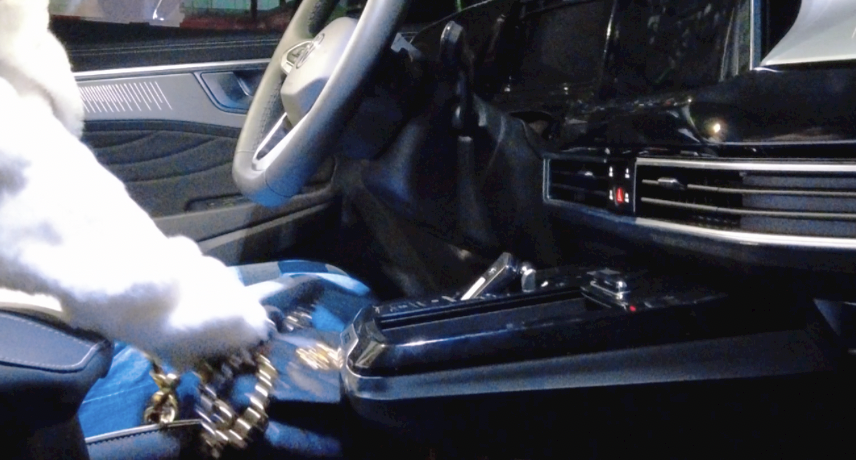 视频 女司机地库沉浸式体验 大众揽境上演灯光秀 天天看点