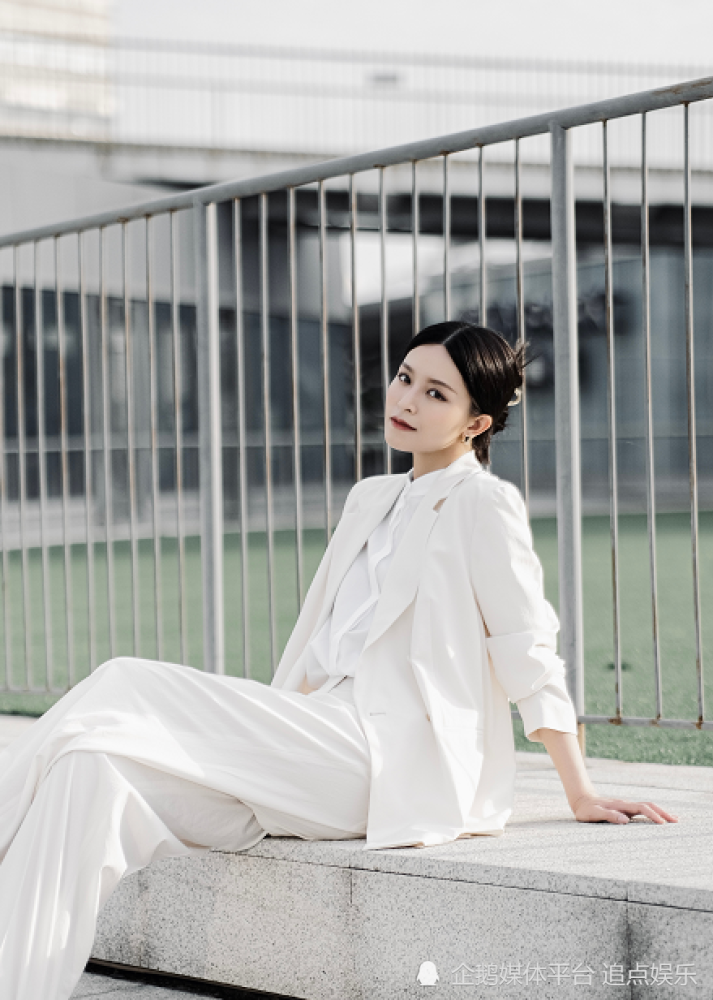 文咏珊白色西装