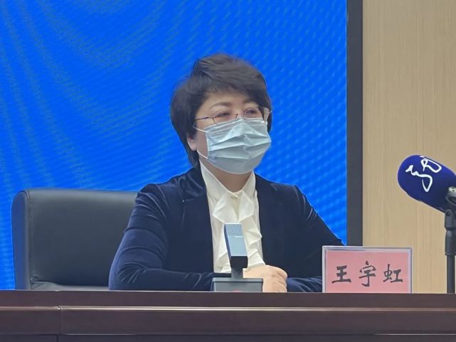 在发布会上,香坊区副区长王宇虹针对本轮疫情,对密接及重点人员采取了