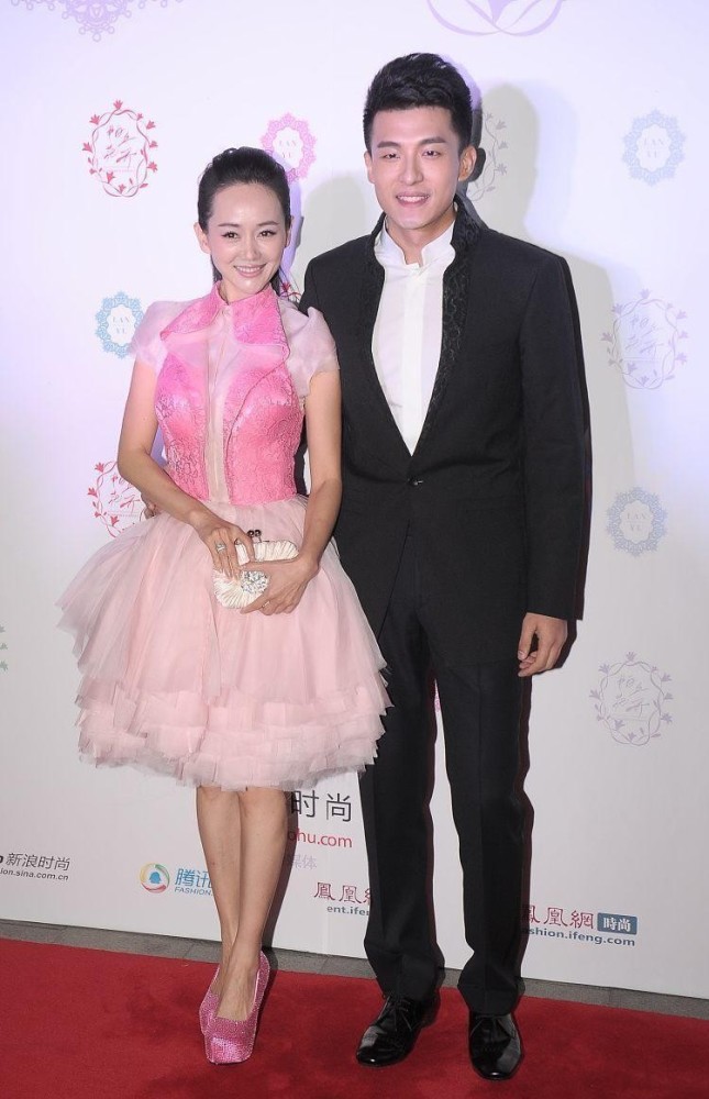 王志飞妻子挺甜的，穿粉色薄纱裙俏皮可爱，脸型挺标准的学习基础英语