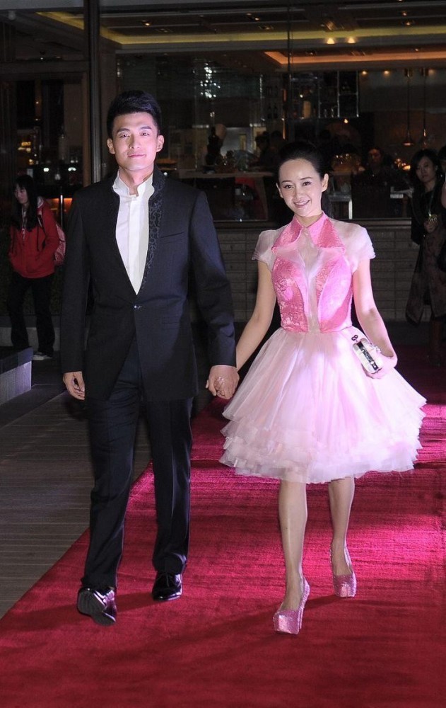 王志飞妻子挺甜的，穿粉色薄纱裙俏皮可爱，脸型挺标准的学习基础英语