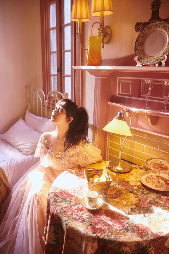 杨紫进组前闷声干大事出席活动连换两套造型穿粉裙终于美回颜霸