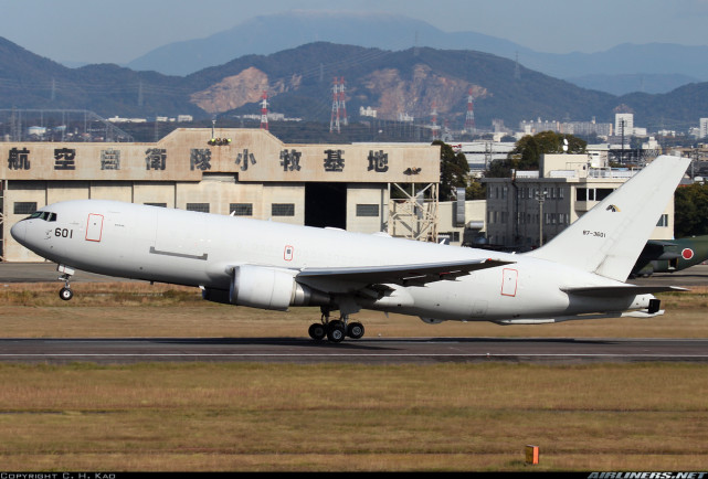 图片:从小牧航空自卫队基地起飞的kc-767运输/加油机.