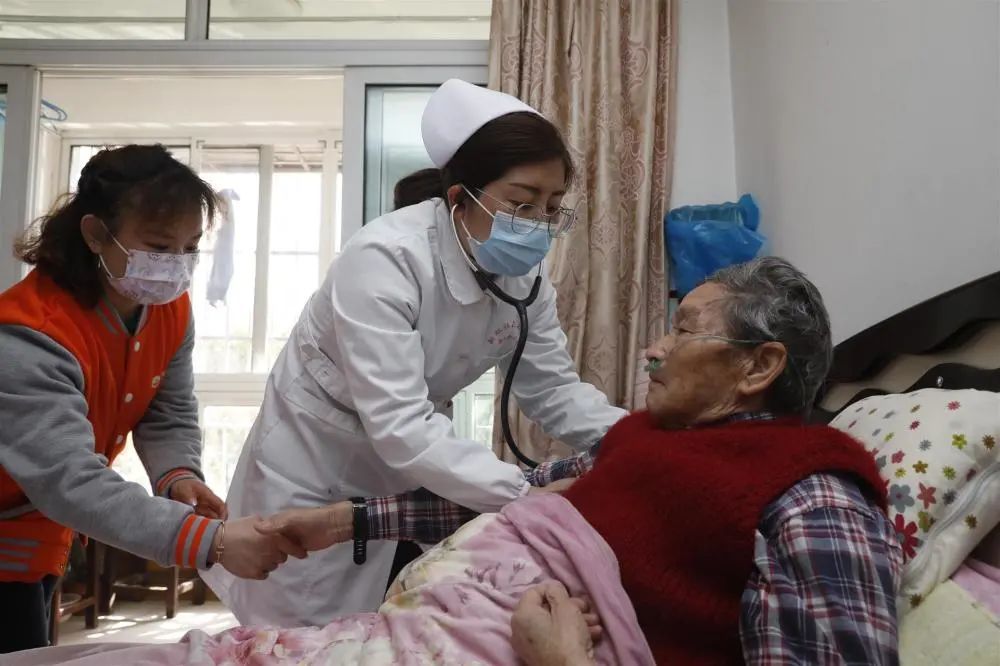 上海居家养老有新招：598元/月享受家政服务＋养生保健！老人突发意外也有办法