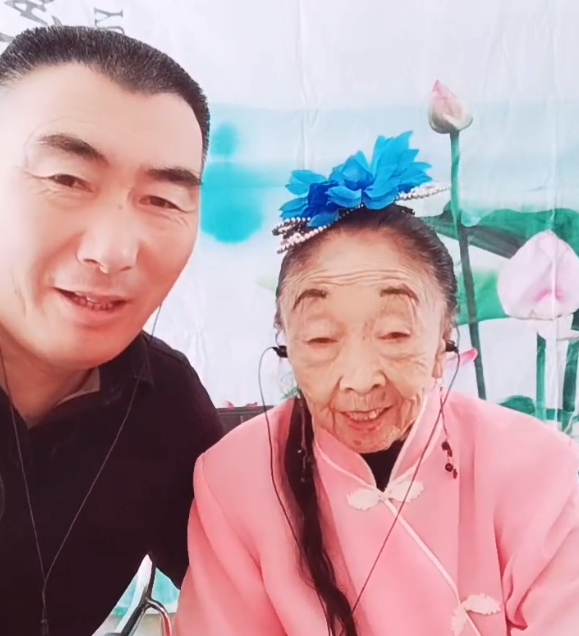 85岁马玉琴嫁给小32岁老公没件像样的羽绒服李玉成却穿貂
